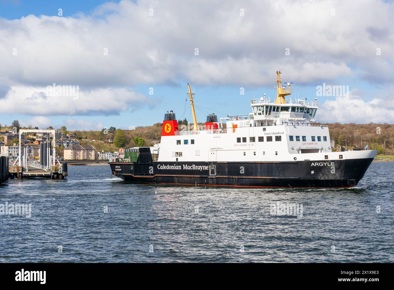 Caledonian MacBrayne MV Argyle quittant le quai de Rothesay, Isle of Bute, Firth of Clyde, Écosse, Royaume-Uni, montrant la rampe du véhicule Banque D'Images