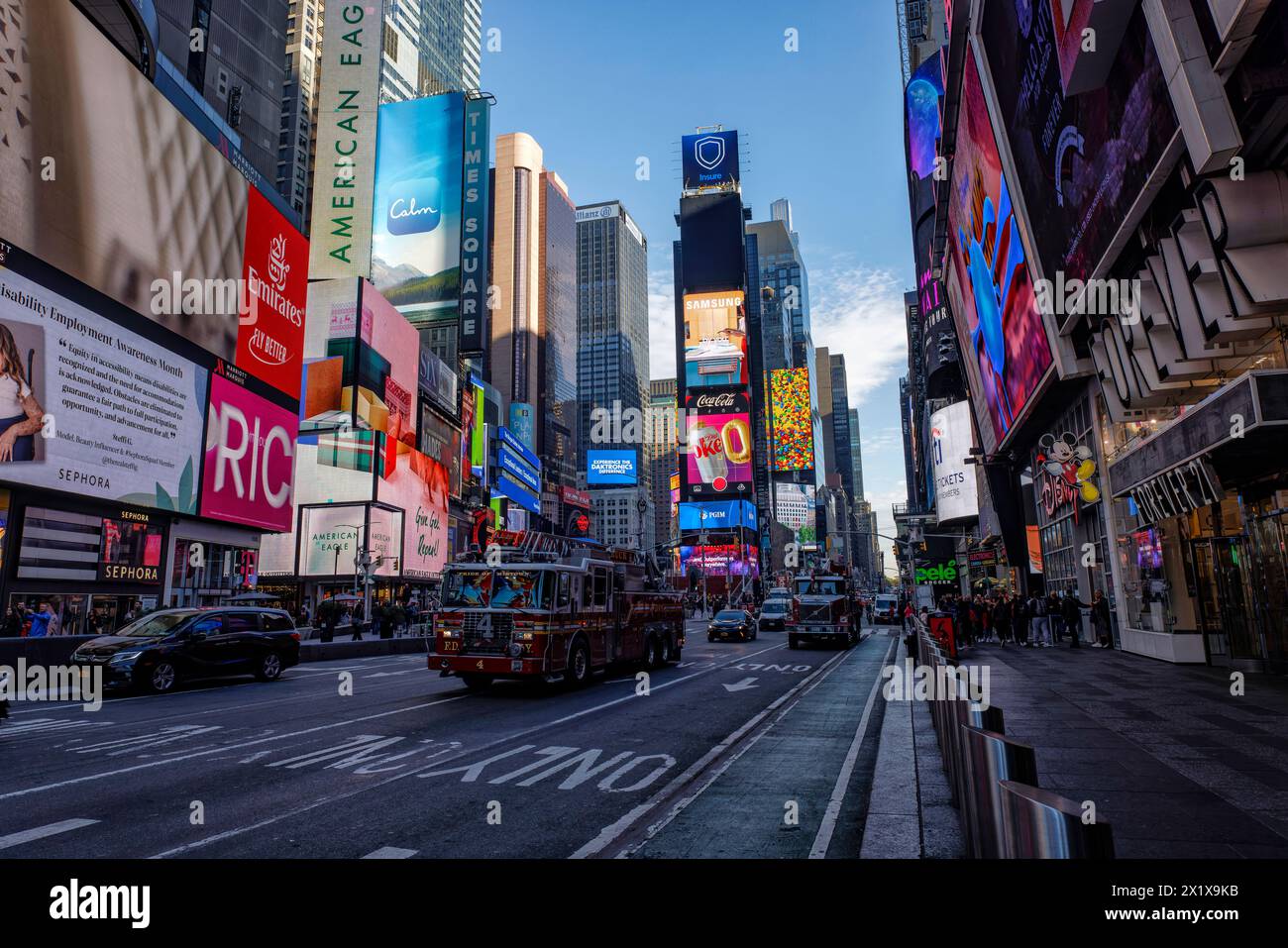 Les camions de pompiers du New York Fire Department (NYFD) par des enseignes publicitaires au néon à Times Square dans le Midtown Manhattan New York City Banque D'Images