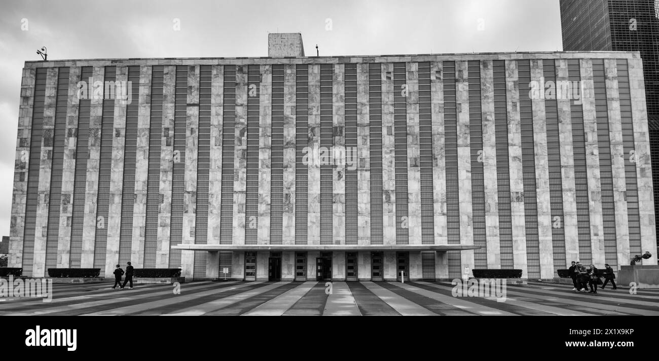 Façade du bâtiment de l'Assemblée générale des Nations Unies construite dans le style international au 405 East 45th Street, Turtle Bay, Manhattan, New York, États-Unis Banque D'Images