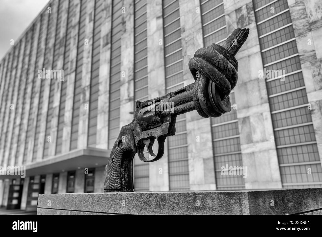 Sculpture en bronze non violente également appelée le pistolet noué par Carl Frederik Reuutersward devant le bâtiment de l'Assemblée générale des Nations Unies à New York Banque D'Images