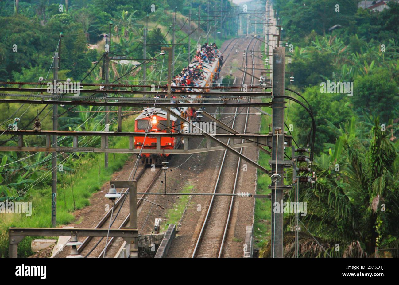 Surchargé en fin d'après-midi train II Banque D'Images