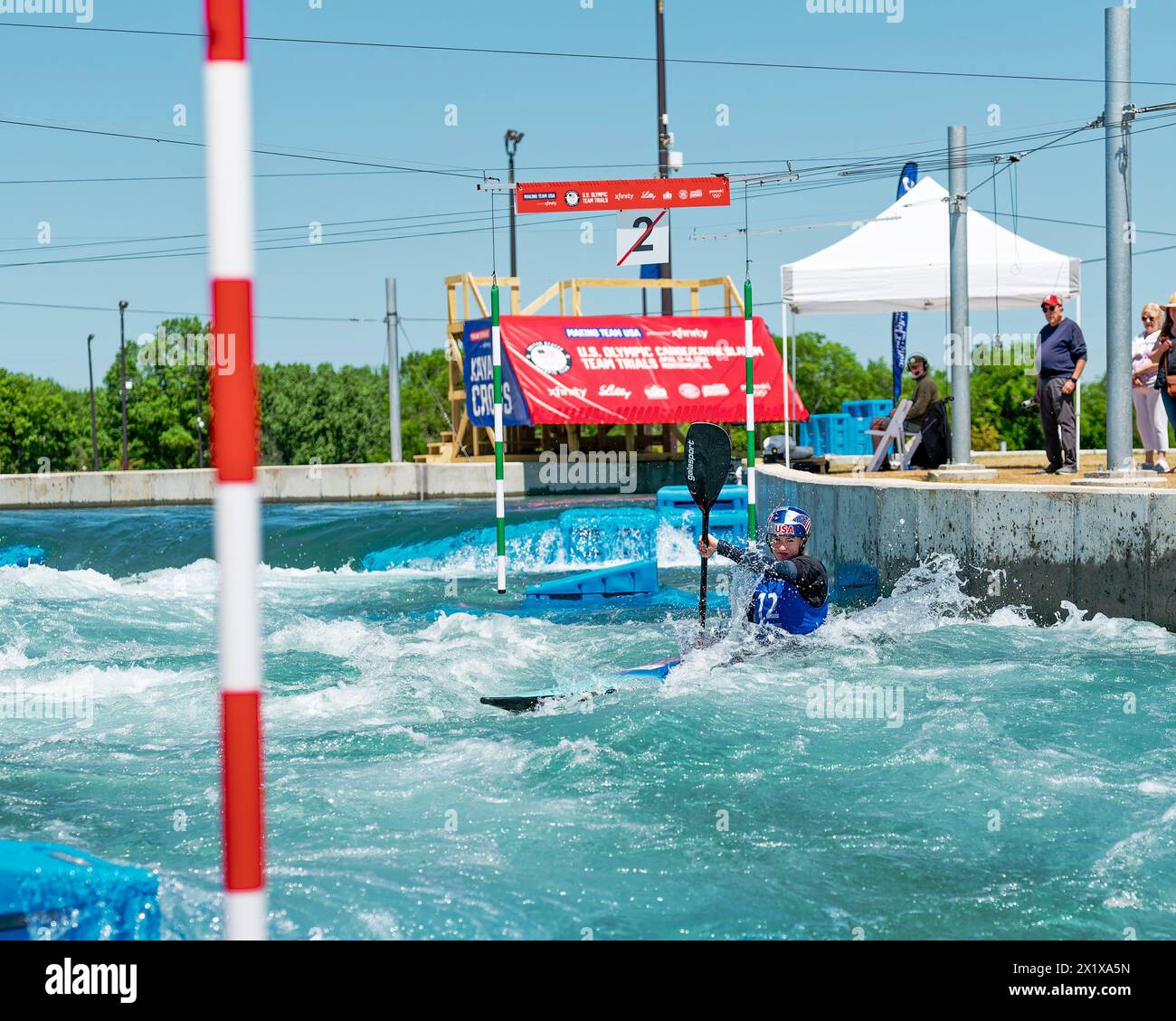 Lucy Crino concourt ou concourt lors des essais par équipe olympique de kayak 2024 au Montgomery Whitewater Park à Montgomery Alabama, États-Unis. Banque D'Images