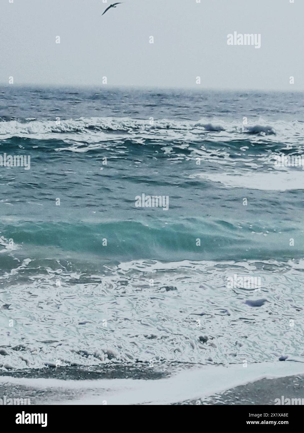 Surf des vagues de mer avec mousse blanche. Seascape. Vertical Banque D'Images