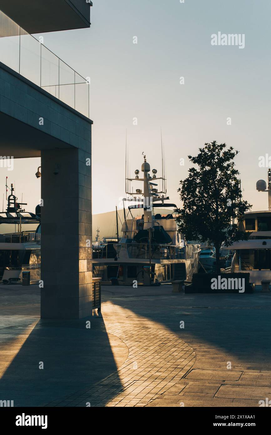Vue imprenable sur une marina et des bateaux à Porto Montenegro sur un coucher de soleil. Destination de voyage au Monténégro. Banque D'Images