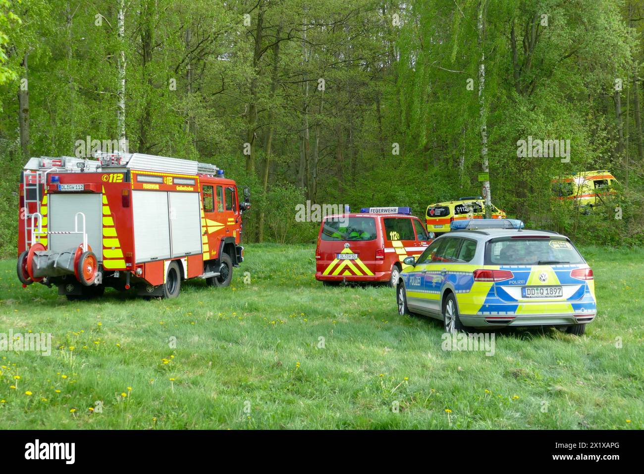 Großweitzschen - Vermisster Jugendlicher bewusstlos im Wald gefunden : Rettungsdienst und Feuerwehr im Einsatz 14.04.2024 gegen 17,30 Uhr Großweitzschen OT Westewitz, Muldenstraße Zu einem Einsatz von Feuerwehr und Rettungsdienst kam es am am Sonntagabend im Großeiwtzschener Ortsteil Westewitz Mittelsachsen. Nach ersten Angaben der Feuerwehr wurden die kameraden gegen 17,30 Uhr an die Mulde alarmiert, WO Am Abend mehrere Jugendliche gemeinsam Alkohol konsumiert haben sollen. In der Folge Gab es wohl einen Streit, wodurch ein Jugendlicher sich von der Gruppe entfernte und allein in Richtung Spitzst Banque D'Images