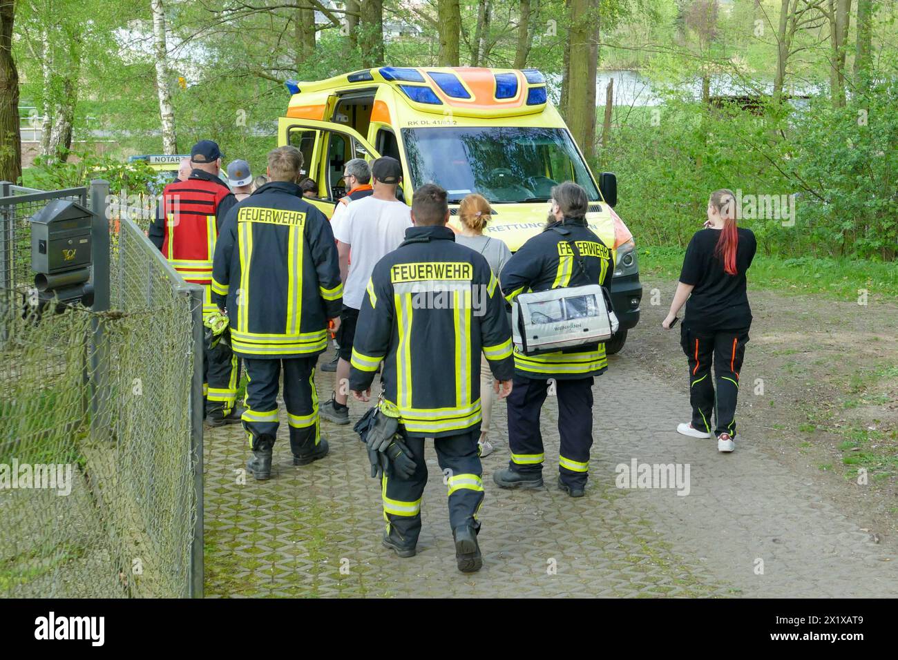 Großweitzschen - Vermisster Jugendlicher bewusstlos im Wald gefunden : Rettungsdienst und Feuerwehr im Einsatz 14.04.2024 gegen 17,30 Uhr Großweitzschen OT Westewitz, Muldenstraße Zu einem Einsatz von Feuerwehr und Rettungsdienst kam es am am Sonntagabend im Großeiwtzschener Ortsteil Westewitz Mittelsachsen. Nach ersten Angaben der Feuerwehr wurden die kameraden gegen 17,30 Uhr an die Mulde alarmiert, WO Am Abend mehrere Jugendliche gemeinsam Alkohol konsumiert haben sollen. In der Folge Gab es wohl einen Streit, wodurch ein Jugendlicher sich von der Gruppe entfernte und allein in Richtung Spitzst Banque D'Images