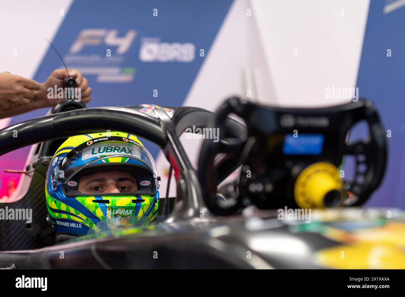 SÃO PAULO, SP - 18 AVRIL 2024 : BRB F'RMULA 4 BRASIL ETAPA 2 INTERLAGOS - L'ancien ferrariste Felipe Massa conduit un F-4 à Interlagos lors de deux entraînements officiels pour la catégorie ce jeudi (18/04), en compagnie de jeunes pilotes âgés de 15 ans et plus, donnant une leçon, testant et transmettant leurs impressions . La BRB Formula 4 Brasil certifiée par la FIA court ce week-end pour la 2ème étape de la saison entre le 19 et le 21/04/2024. (Photo : Luis França/Fotoarena) Banque D'Images