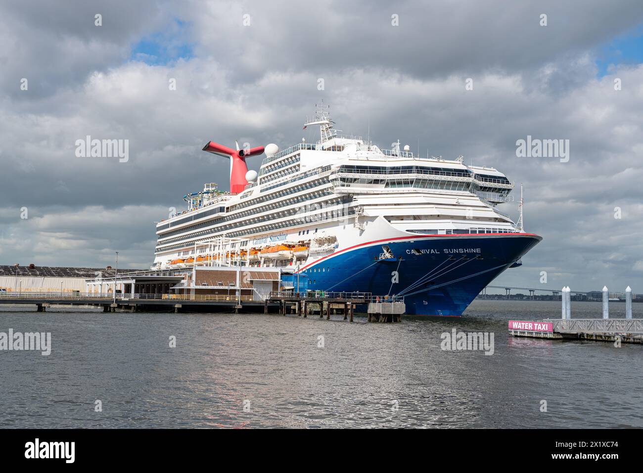 Carnival Cruise Sunshine amarré dans le port de Charleston, Caroline du Sud, États-Unis. Banque D'Images