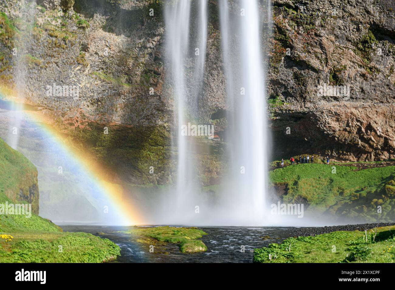 La chute d'eau Seljalandsfoss avec un arc-en-ciel, célèbre point de repère dans le sud de l'Islande Banque D'Images