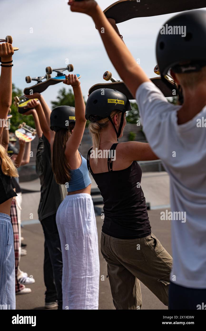 un groupe anonyme d'adolescents jouant Banque D'Images