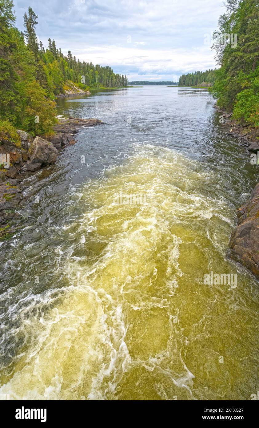 Les eaux précipitées de la rivière Grass se dirigent vers un lac ouvert Waskusko Banque D'Images
