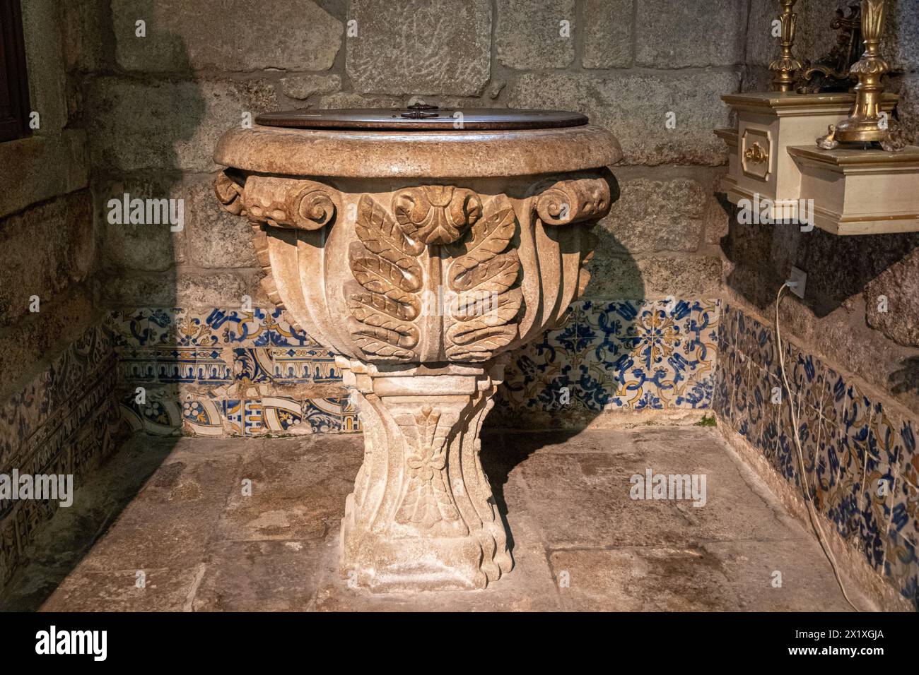Guimaraes, Portugal. Fonts baptismaux à l'intérieur de l'église collégiale gothique de Nossa Senhora da Oliveira, un monument national Banque D'Images