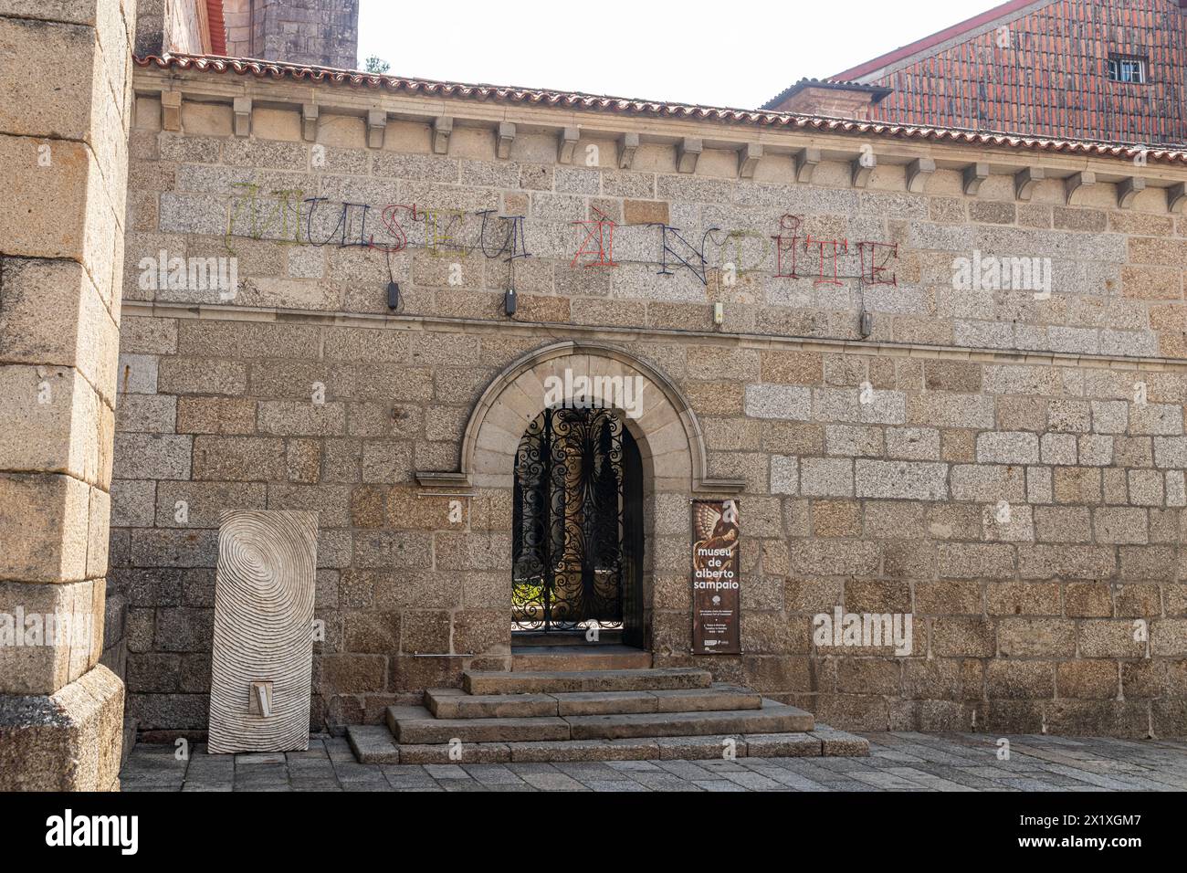 Guimaraes, Portugal. Entrée au musée de la Collégiale de Nossa Senhora da Oliveira Banque D'Images