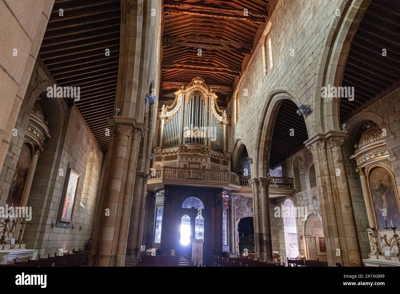 Guimaraes, Portugal. Intérieur de la collégiale gothique de Nossa Senhora da Oliveira, un monument national Banque D'Images