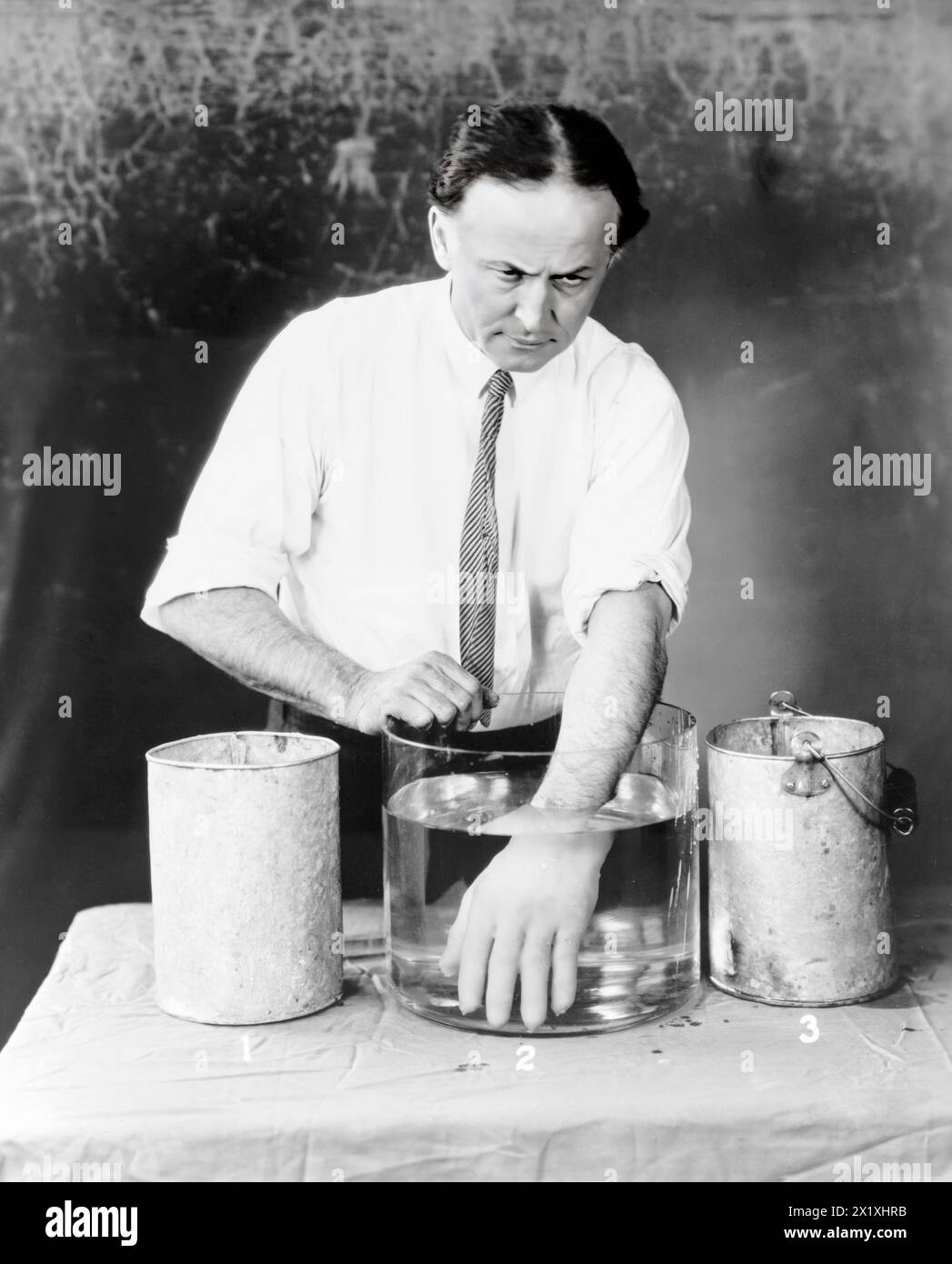 Harry Houdini fabrique des mains spirituelles - 1923 - dans cette séquence de photographies, Houdini a démontré comment les mains spirituelles apparues lors de séances ont été fabriquées par des êtres moins éthérés. Dans 'Un magicien parmi les esprits' Houdini décrit la fraude médiumistique connue sous le nom de 'empreinte digitale d'un esprit'. Un moule de la main d'une personne décédée serait soigneusement préparé et, lors d'une séance avec les proches présumés, les empreintes digitales du défunt apparaîtraient sur une trompette blindée. Dans son livre Houdini a déclaré ce qui suit : «il y a deux cas enregistrés où des fortunes étaient en jeu à cause de ce genre de fraude. En un Banque D'Images