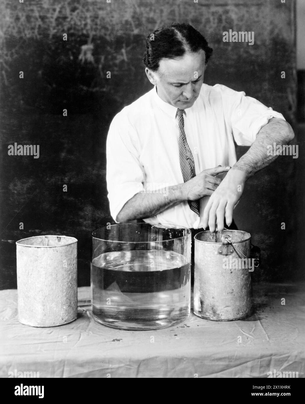 Harry Houdini fabrique des mains spirituelles - 1923 - dans cette séquence de photographies, Houdini a démontré comment les mains spirituelles apparues lors de séances ont été fabriquées par des êtres moins éthérés. Dans 'Un magicien parmi les esprits' Houdini décrit la fraude médiumistique connue sous le nom de 'empreinte digitale d'un esprit'. Un moule de la main d'une personne décédée serait soigneusement préparé et, lors d'une séance avec les proches présumés, les empreintes digitales du défunt apparaîtraient sur une trompette blindée. Dans son livre Houdini a déclaré ce qui suit : «il y a deux cas enregistrés où des fortunes étaient en jeu à cause de ce genre de fraude. En un Banque D'Images