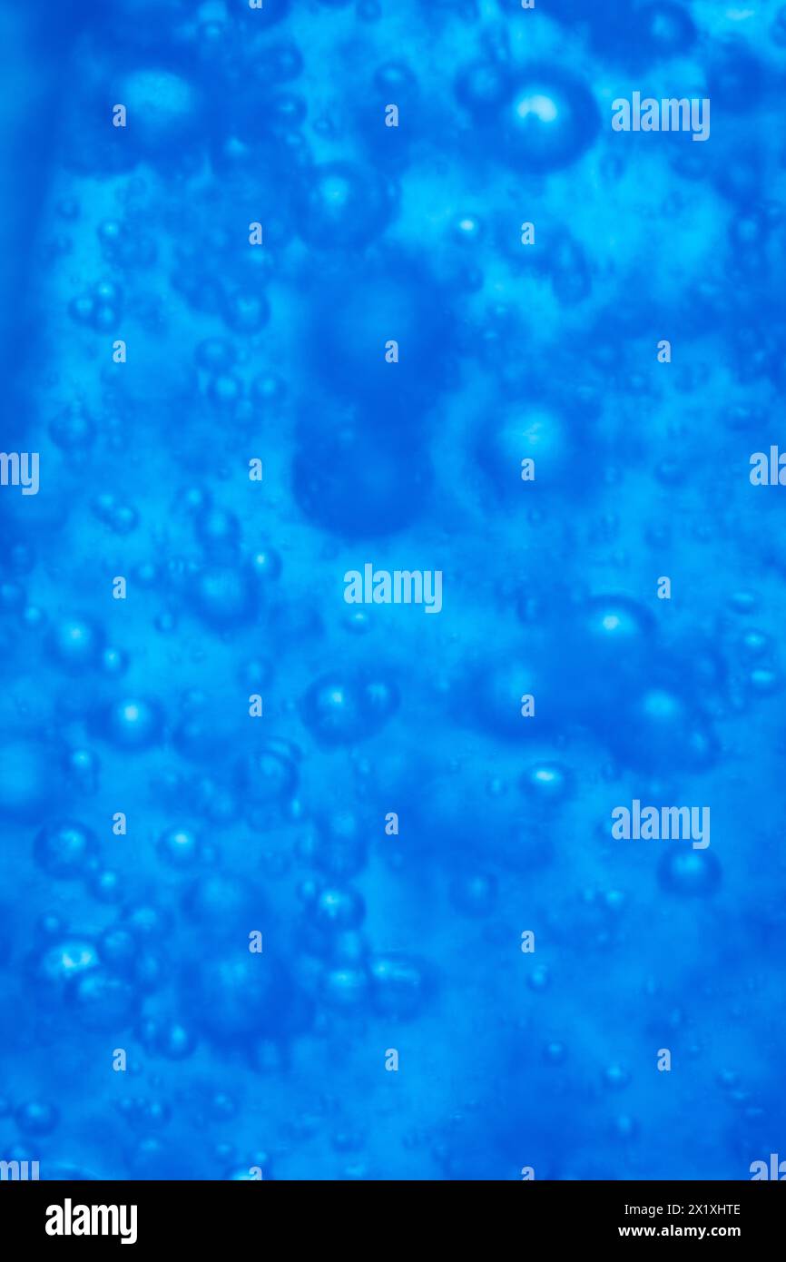 Bulles dans l'eau bleue macro gros plan abstrait Banque D'Images