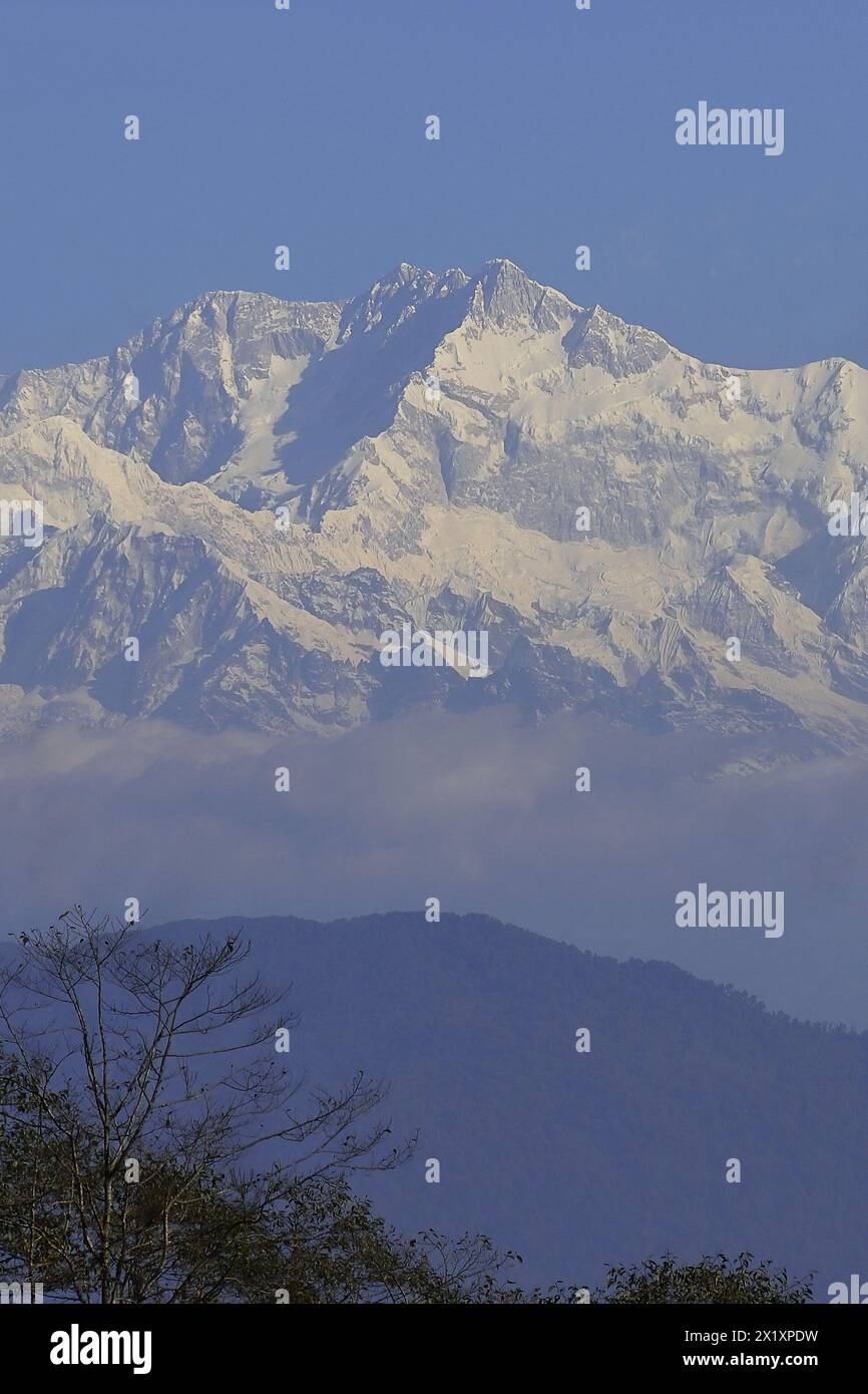 majestueuses montagnes enneigées de l'himalaya, belle chaîne de bouddha endormi ou mont kangchenjunga (3ème plus haut sommet mondial) de darjeeling en inde Banque D'Images