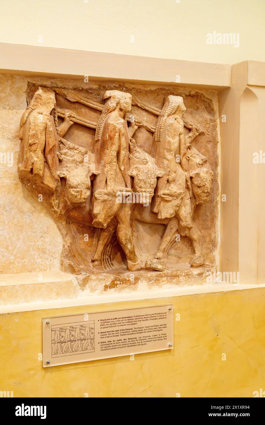 Métopes de pierre de poros du trésor des Sikyoniens dans le Musée archéologique de Delphes , Musée de Delphes, Delphes, Grèce. Banque D'Images