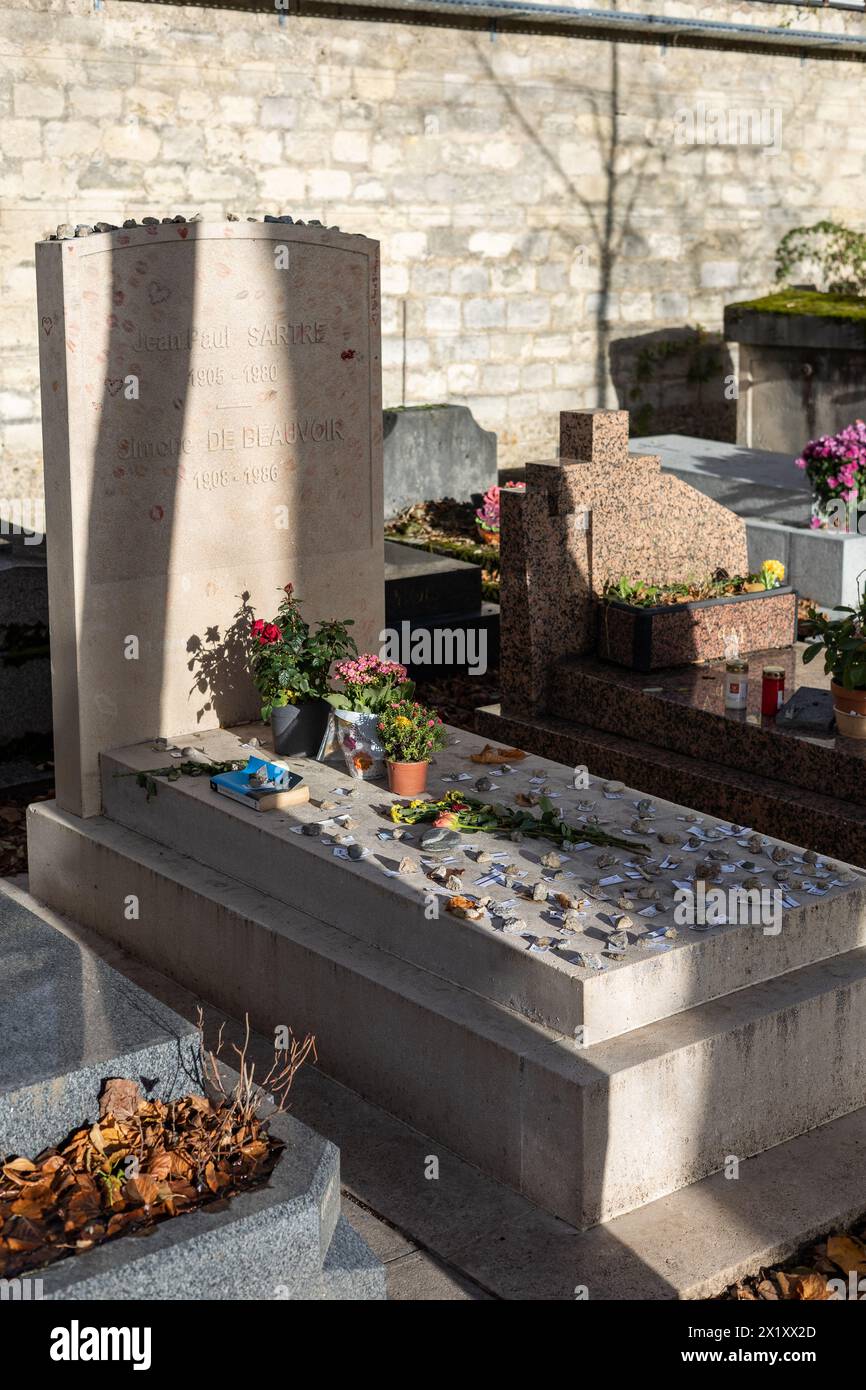 Tombe de Jean-Paul Sartre et Simone de Beauvoir au cimetière Montparnasse, Paris, France. Un couple célèbre, était du plus influent et controversé Banque D'Images