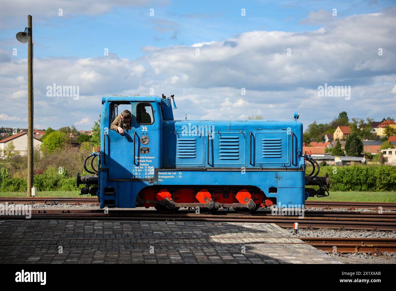 Hettstedt, Allemagne. 18 avril 2024. Un membre de l’association Mansfelder Bergwerksbahn fait des manœuvres de fret avec une locomotive diesel à la gare de Kupferkammerhütte pour la Journée du patrimoine industriel. Plus de 70 sites du patrimoine industriel en Saxe-Anhalt peuvent être explorés le week-end. Pour la première fois, les visiteurs peuvent également voyager le long de la « ceinture de fer ». Cet axe d'excursion combine huit lignes de chemin de fer historiquement importantes de Halle (Saale) à Brocken. Crédit : Jan Woitas/dpa/Alamy Live News Banque D'Images