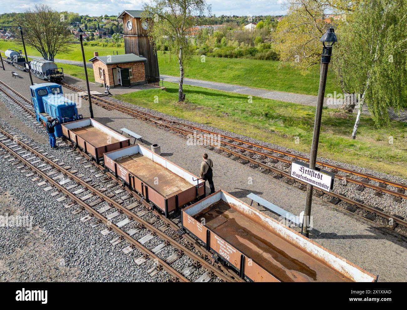 Hettstedt, Allemagne. 18 avril 2024. Les membres de l’association Mansfelder Bergwerksbahn préparent des wagons de fret pour la Journée du patrimoine industriel à la gare de Kupferkammerhütte. Plus de 70 sites du patrimoine industriel en Saxe-Anhalt peuvent être explorés le week-end. Pour la première fois, les visiteurs peuvent également voyager le long de la « ceinture de fer ». Cet axe d'excursion combine huit lignes de chemin de fer historiquement importantes de Halle (Saale) à Brocken. (Vue aérienne avec drone) crédit : Jan Woitas/dpa/Alamy Live News Banque D'Images