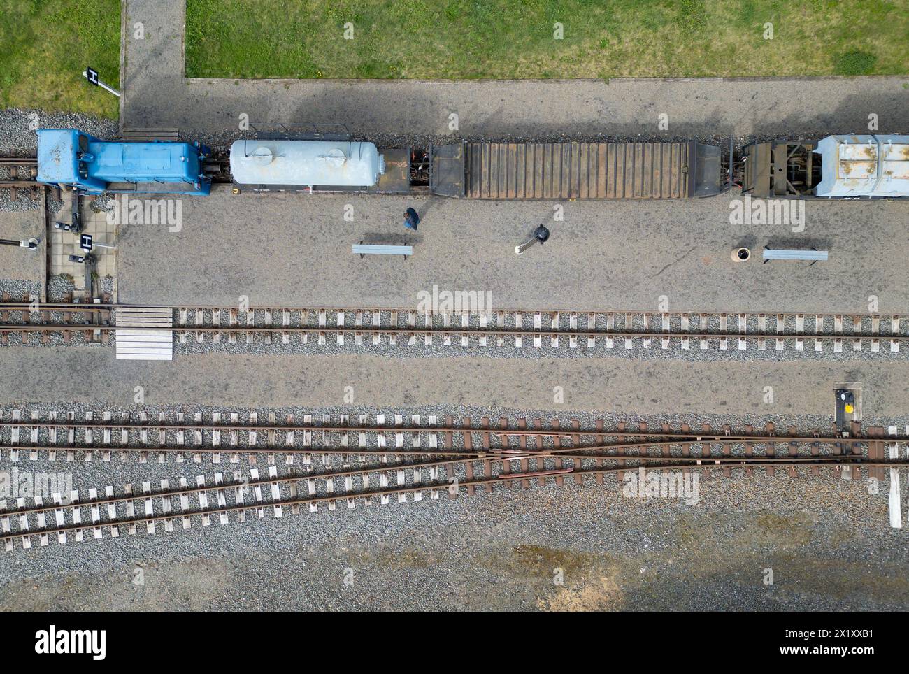 Hettstedt, Allemagne. 18 avril 2024. Les membres de l’association Mansfelder Bergwerksbahn préparent des wagons de fret pour la Journée du patrimoine industriel à la gare de Kupferkammerhütte. Plus de 70 sites du patrimoine industriel en Saxe-Anhalt peuvent être explorés le week-end. Pour la première fois, les visiteurs peuvent également voyager le long de la « ceinture de fer ». Cet axe d'excursion combine huit lignes de chemin de fer historiquement importantes de Halle (Saale) à Brocken. (Vue aérienne avec drone) crédit : Jan Woitas/dpa/Alamy Live News Banque D'Images