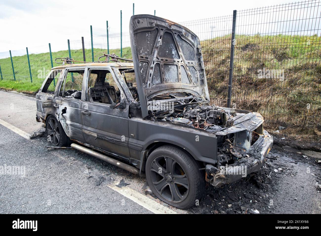 range rover brûlé au bord de la route dans le comté d'antrim, irlande du nord, royaume-uni Banque D'Images