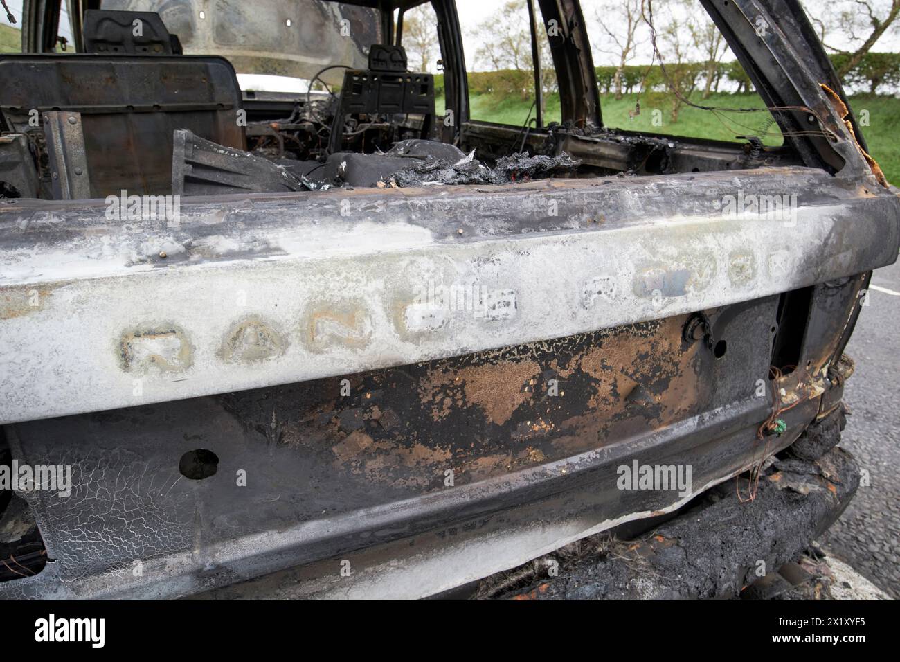 coffre de range rover brûlé sur le bord de la route dans le comté d'antrim irlande du nord royaume-uni Banque D'Images