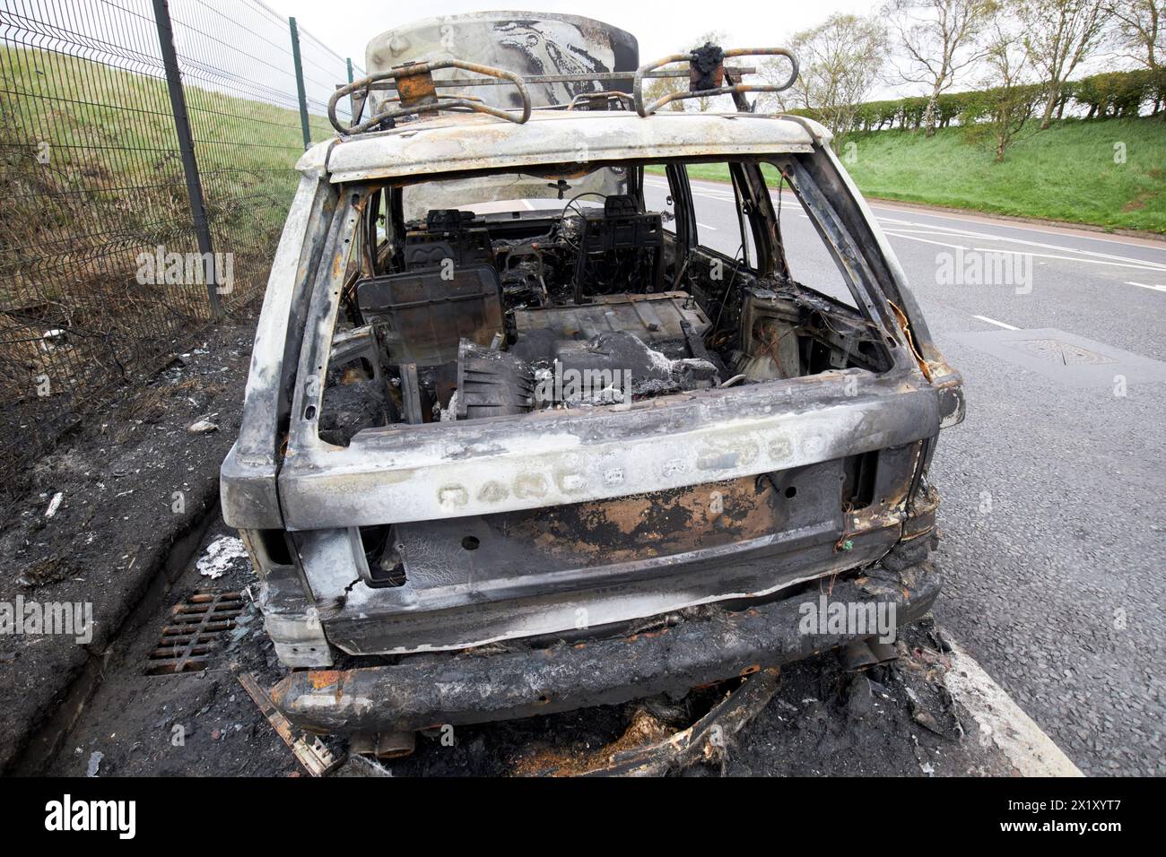 range rover brûlé au bord de la route dans le comté d'antrim, irlande du nord, royaume-uni Banque D'Images