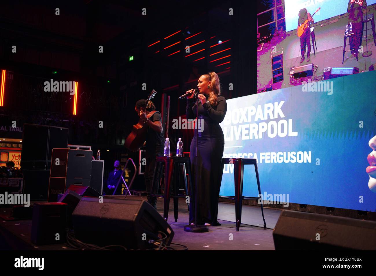 Rebecca Ferguson se produit sur scène pour le lancement de BOXPARK à Liverpool. Date de la photo : jeudi 18 avril 2024. Banque D'Images