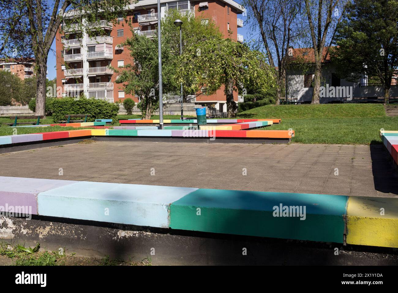 Jardin public avec des murs bas colorés dans l'arrière-pays de Turin, une importante ville italienne. Banque D'Images
