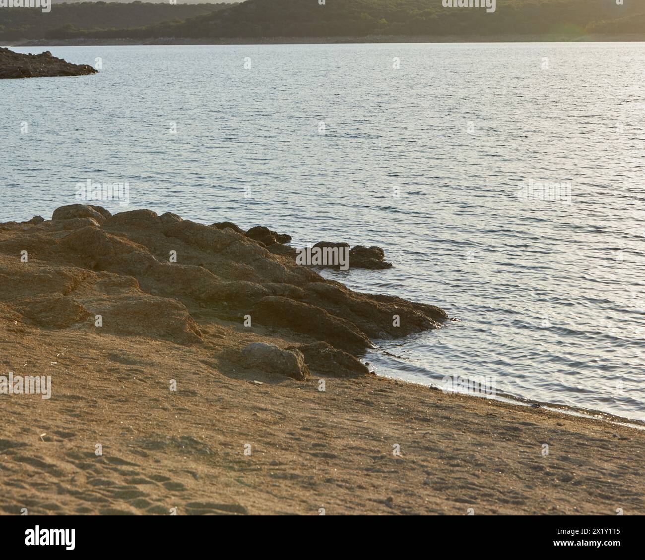 Coucher de soleil d'été sur la rive du réservoir Banque D'Images