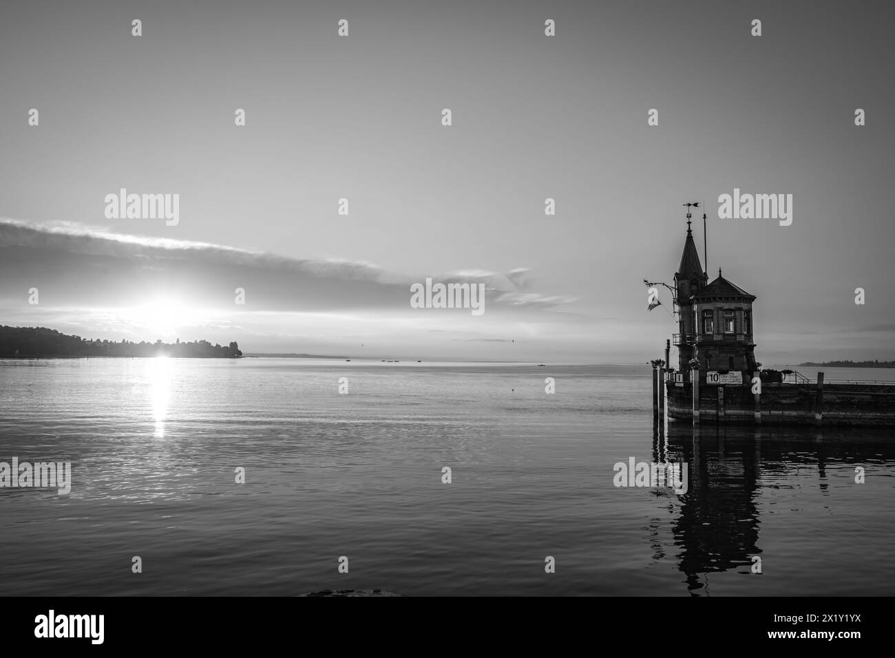 Description : vue panoramique sur le lever du soleil de la statue Imperia au phare à l'entrée du port et au lac de Constance tôt le matin. Steamer Harbor, Co Banque D'Images