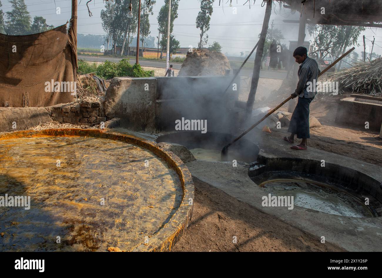Obtenir du sucre en faisant bouillir le jus de canne à sucre pressé, Bihar, Inde Banque D'Images