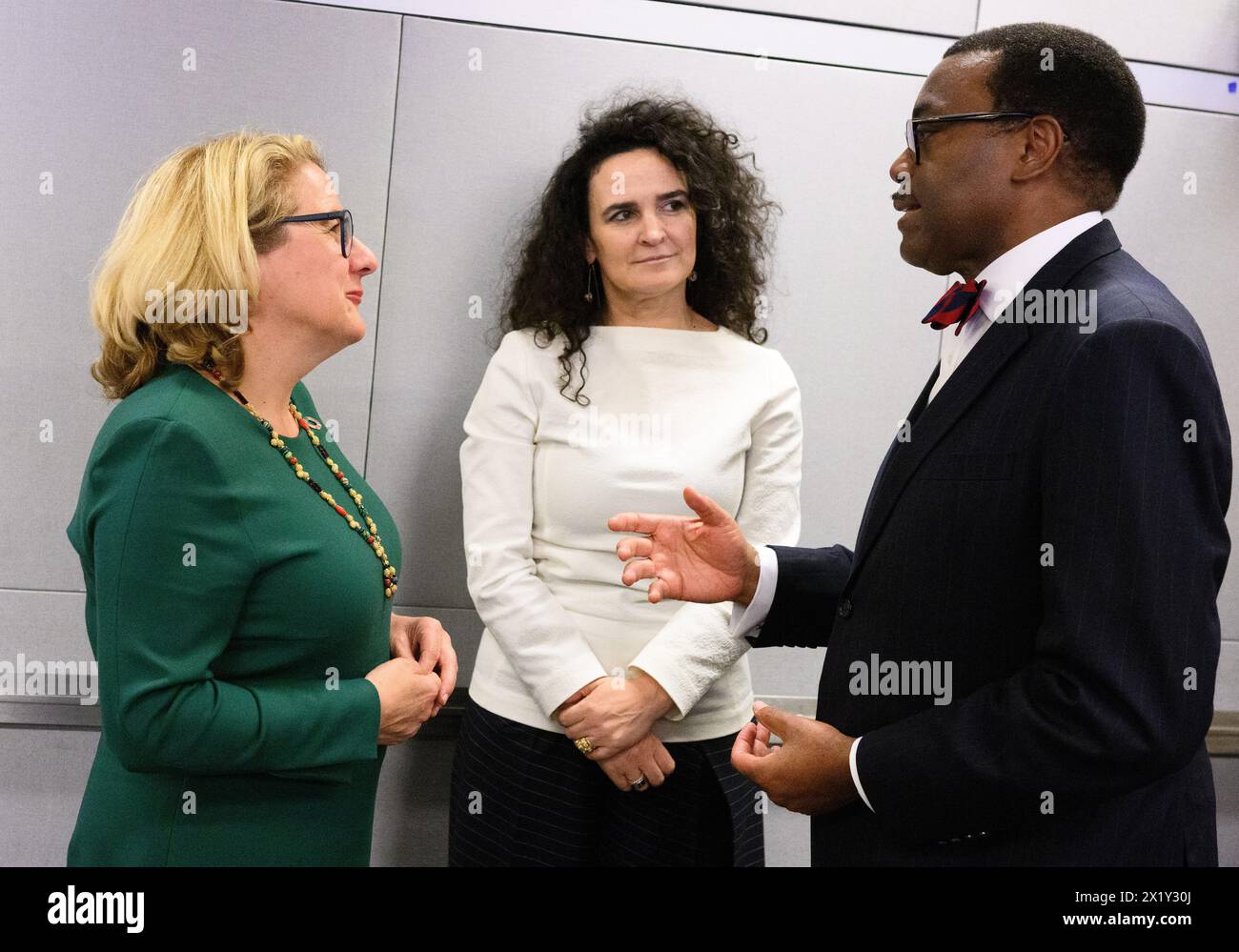 18 avril 2024, États-Unis, Washington : Svenja Schulze (gauche-droite, SPD), ministre fédéral de la coopération économique et du développement, Mafalda Duarte, directrice exécutive du Fonds vert pour le climat, et Akinwumi Adesina, président de la Banque africaine de développement, s'expriment avant le début de l'événement "sécuriser une planète vivable: politiques nationales, plates-formes et partenariats pour libérer un financement climatique plus important et plus efficace » au siège de la Banque mondiale. Lors des réunions de printemps de cette année du Fonds monétaire international (FMI) et de la Banque mondiale à Washington (États-Unis), des représentants internationaux de la politique et b Banque D'Images