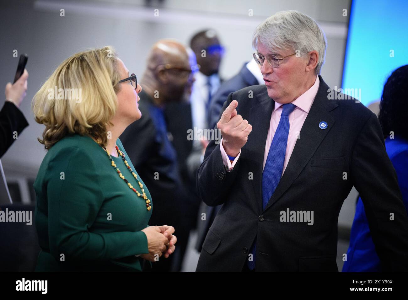 18 avril 2024, États-Unis, Washington : Svenja Schulze (G, SPD), ministre fédéral allemand de la coopération économique et du développement, et Andrew Mitchell, ministre d'État britannique chargé du développement et de l'Afrique, s'expriment avant le début de l'événement "sécuriser une planète vivable: politiques nationales, plates-formes et partenariats pour libérer un financement climatique plus important et plus efficace », au siège de la Banque mondiale. Lors des réunions de printemps de cette année du Fonds monétaire international (FMI) et de la Banque mondiale à Washington (États-Unis), des représentants internationaux de la politique et des affaires discutent du développement économique mondial, inflati Banque D'Images