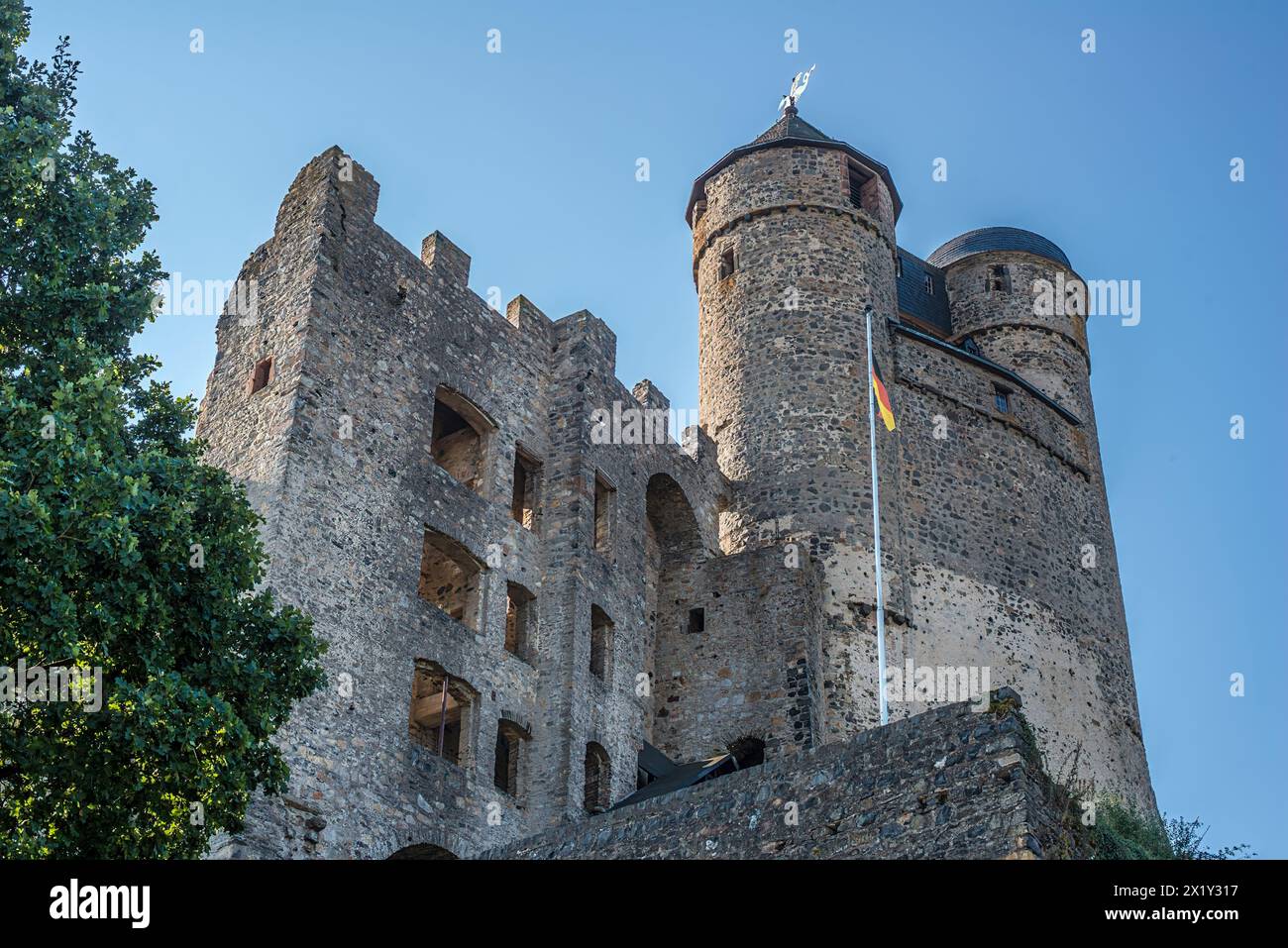 Vue sur les tours d'entrée et le bâtiment de la porte du château de Greifenstein, qui abrite aujourd'hui le Musée de la cloche, Hesse, Allemagne Banque D'Images