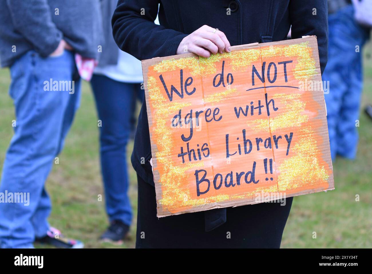 Femme tenant une pancarte de protestation faite à la main contre un conseil de bibliothèque malhonnête qui interdit les livres et a congédié son directeur de bibliothèque. Banque D'Images