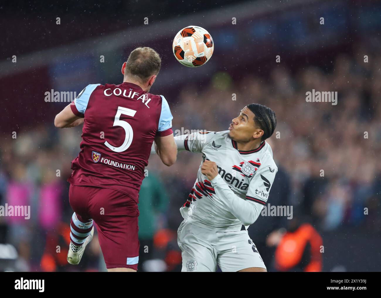 Amine Adli de Bayer Leverkusen et Vladimír Coufal de West Ham United combattent pour le ballon, lors du match quart de finale de l'UEFA Europa League West Ham United vs Bayer 04 Leverkusen au London Stadium, Londres, Royaume-Uni, 18 avril 2024 (photo de Gareth Evans/News images) Banque D'Images