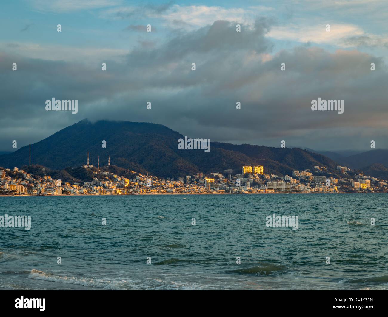 Vue vers Puerto Vallarta Mexique depuis les plages de la zone Hôtel au coucher du soleil. Banque D'Images