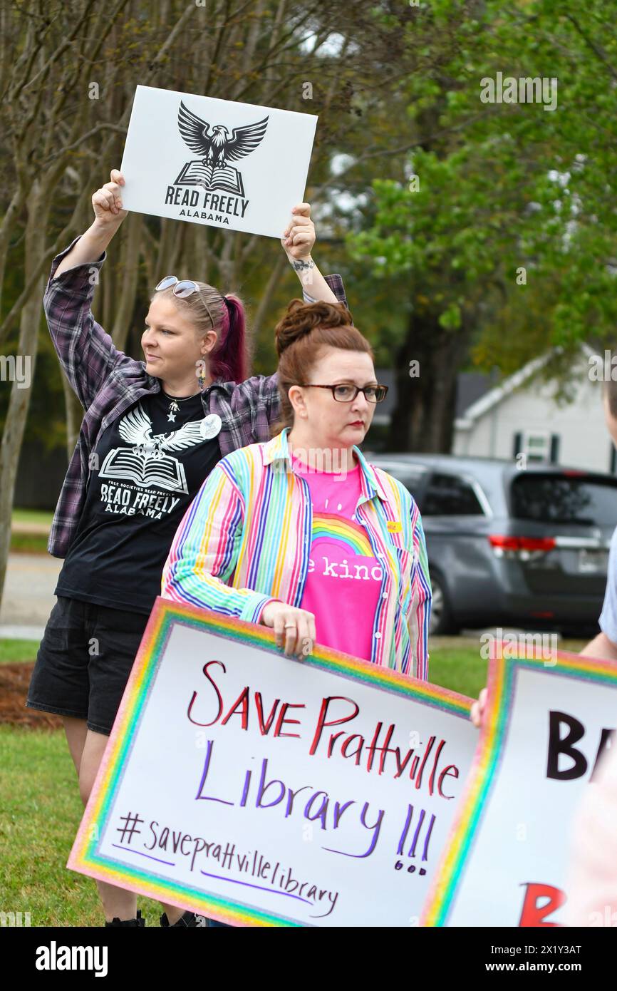 Prattville, Alabama, États-Unis-16 mars 2024 : des femmes tiennent des pancartes de protestation contre les actions récentes du conseil d'administration de la bibliothèque. Pour supprimer les livres LGBTQ+ et le Banque D'Images