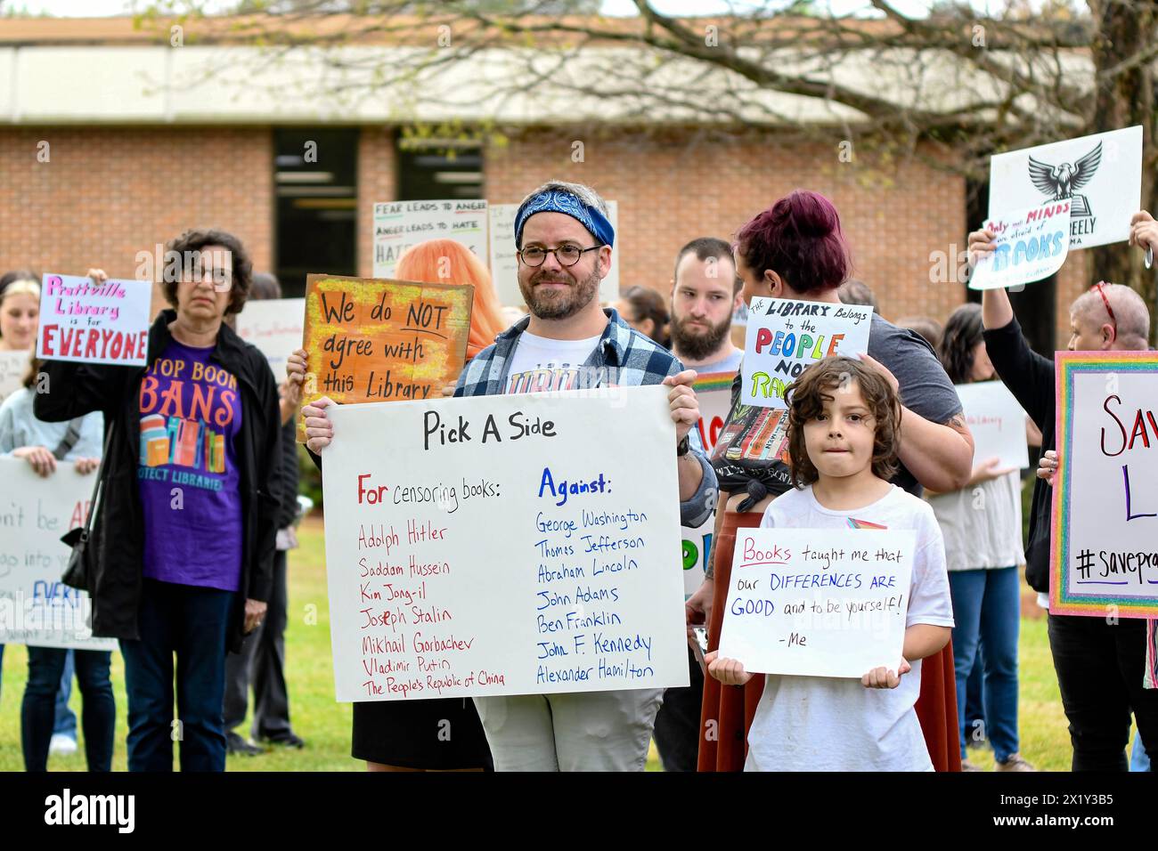 Prattville, Alabama, États-Unis-16 mars 2024 : hommes, femmes et enfants se rassemblent devant la bibliothèque de Prattville pour protester contre les actions récentes de la bibliothèque bo Banque D'Images
