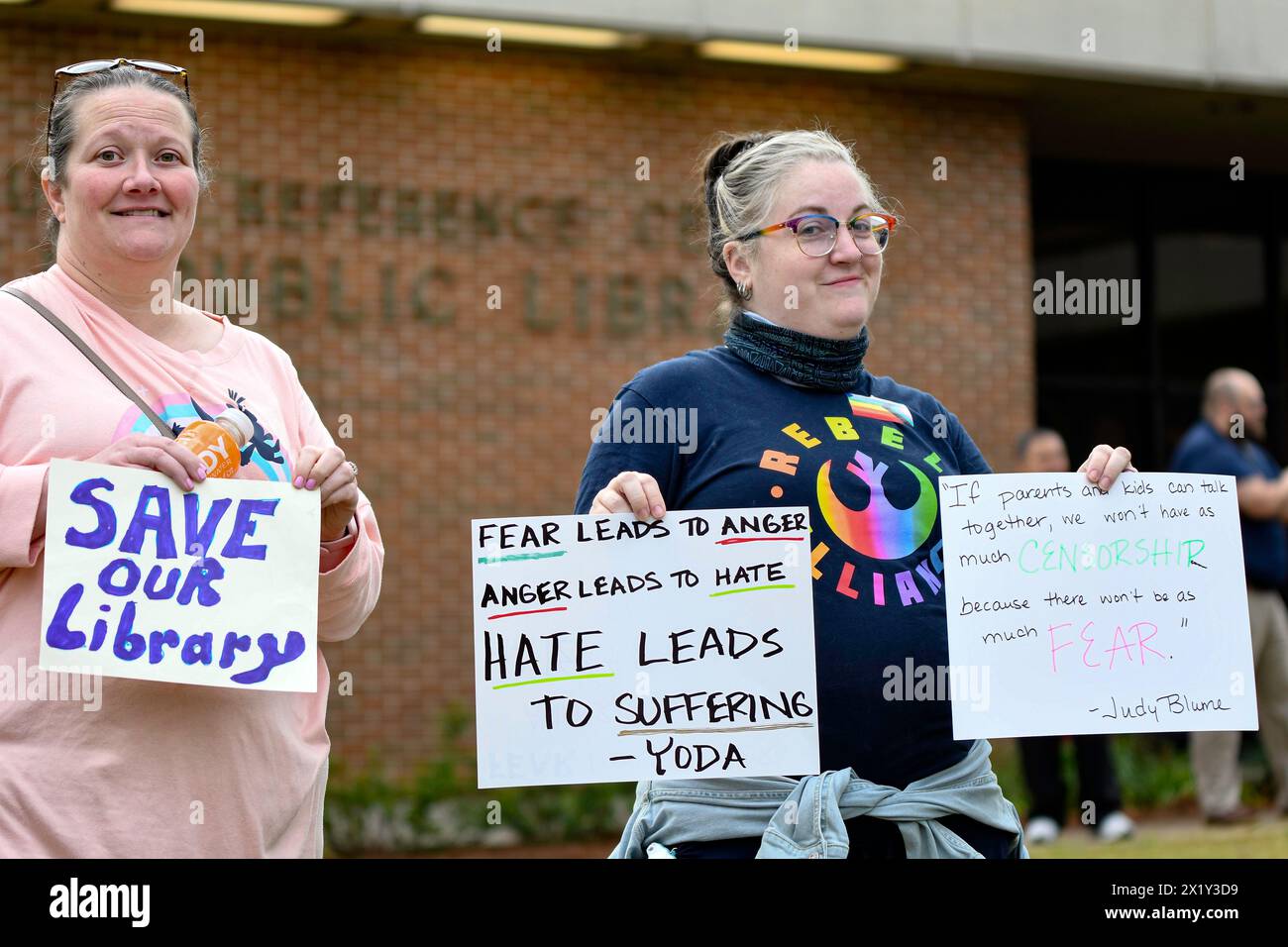 Prattville, Alabama, États-Unis-16 mars 2024 : deux femmes tiennent des pancartes de protestation fabriquées à la main en opposition aux actions récentes du conseil d'administration de la bibliothèque. Pour supprimer LGBTQ+ Banque D'Images