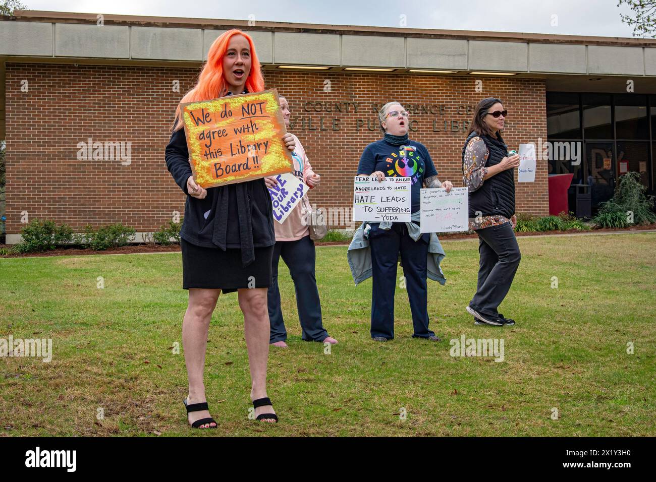 Prattville, Alabama, États-Unis-16 mars 2024 : les femmes tiennent des panneaux de protestation faits à la main tout en se tenant debout devant la bibliothèque publique de Prattville. Ils s'opposent à la rece Banque D'Images