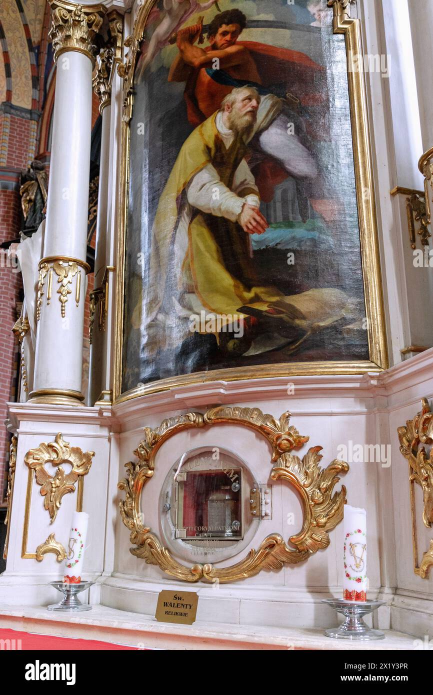 Autel et boîte en argent avec relique de préparation Valentine (Święty Walenty Relikwie) dans l'église de l'Assomption de Marie (Kościół farny pw Wniebowzięcia NMP Banque D'Images