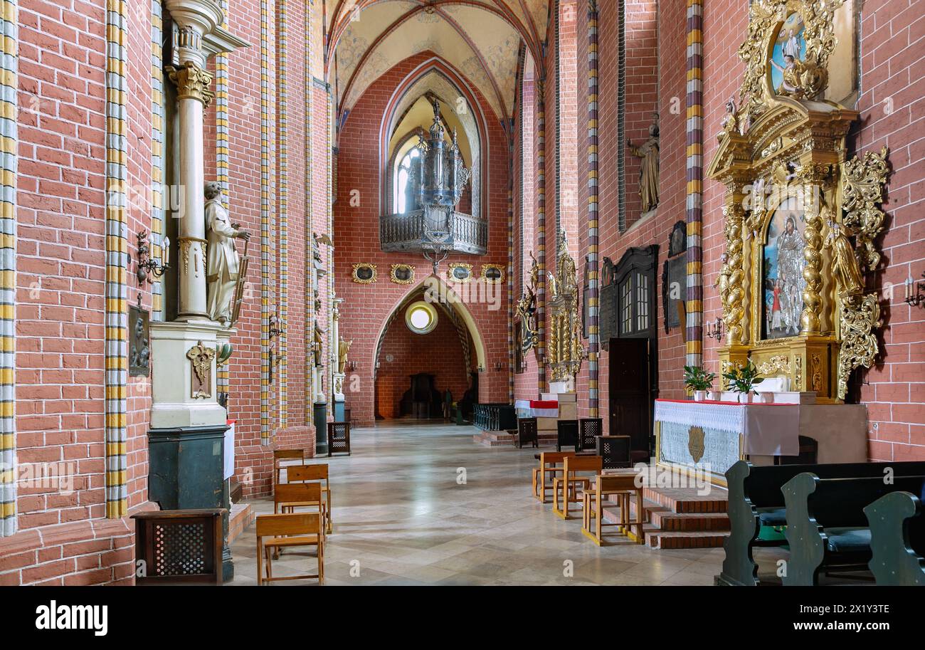 Intérieur, allée de l'église de l'Assomption de Marie (Kościół farny pw Wniebowzięcia NMP) à Chełmno (Kulm, Chełmno nad Wisłą, Chelmno) dans la Kuja Banque D'Images