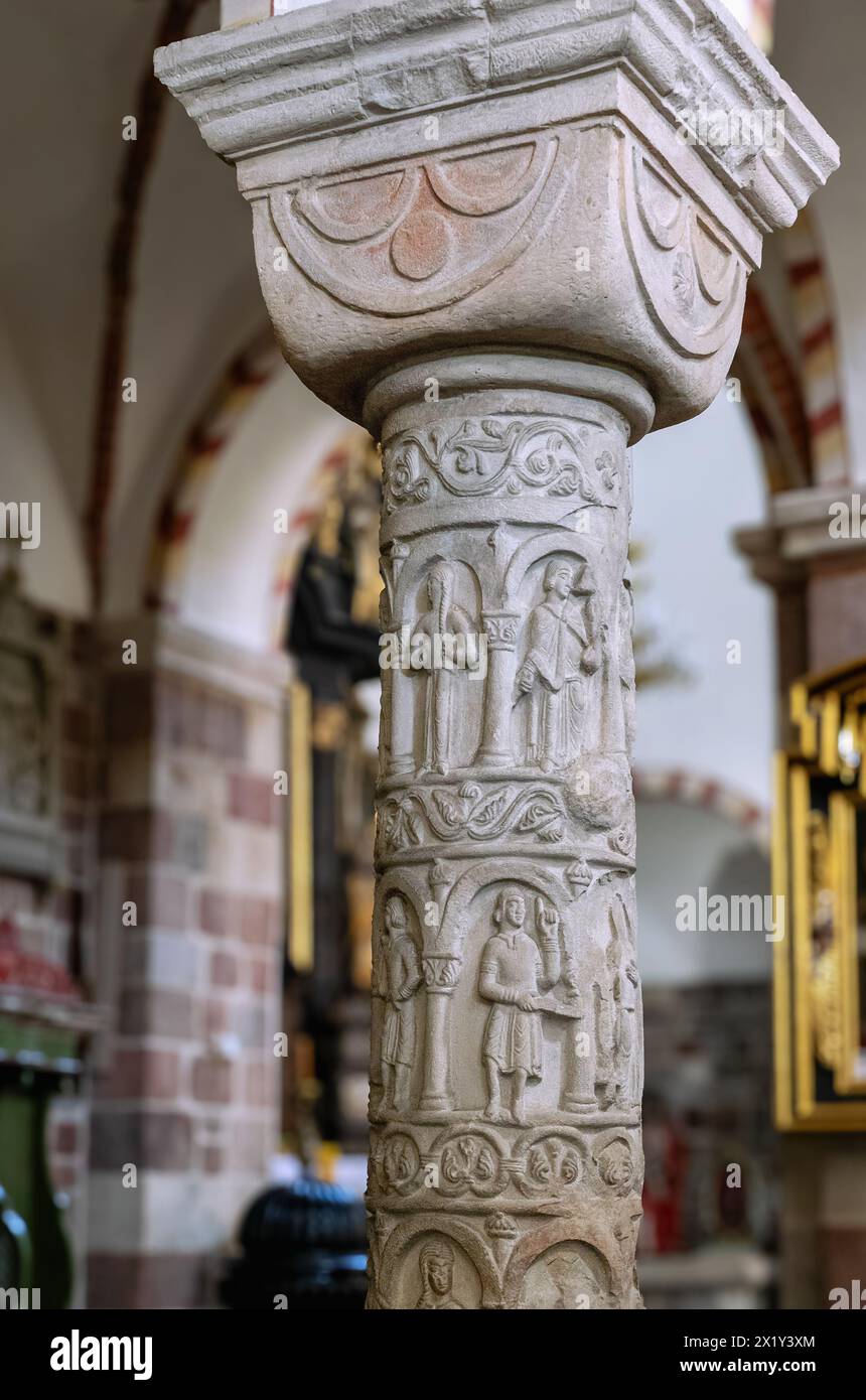 Colonne romane avec reliefs figuratifs à l'intérieur de l'église de la Sainte Trinité (Kościół Świętej Trójcy, Kosciol SW. Troicy) à Strzelno ( Banque D'Images