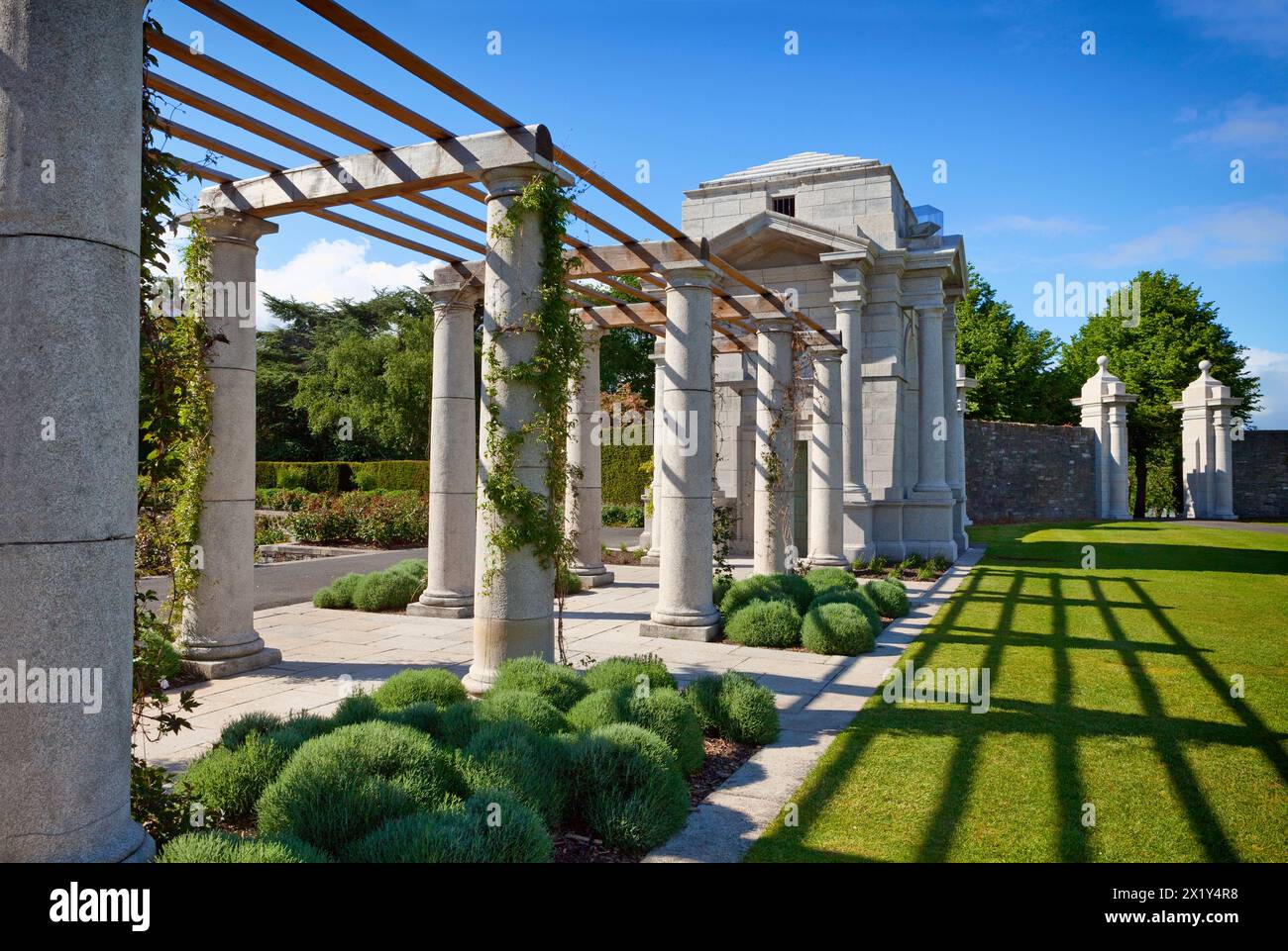 Au-dessus des deux jardins en terrasses encastrés se trouvent deux paires de chambres à livres, reliées par une pergola, chacune représentant une province irlandaise, et tenant l'Ill Banque D'Images