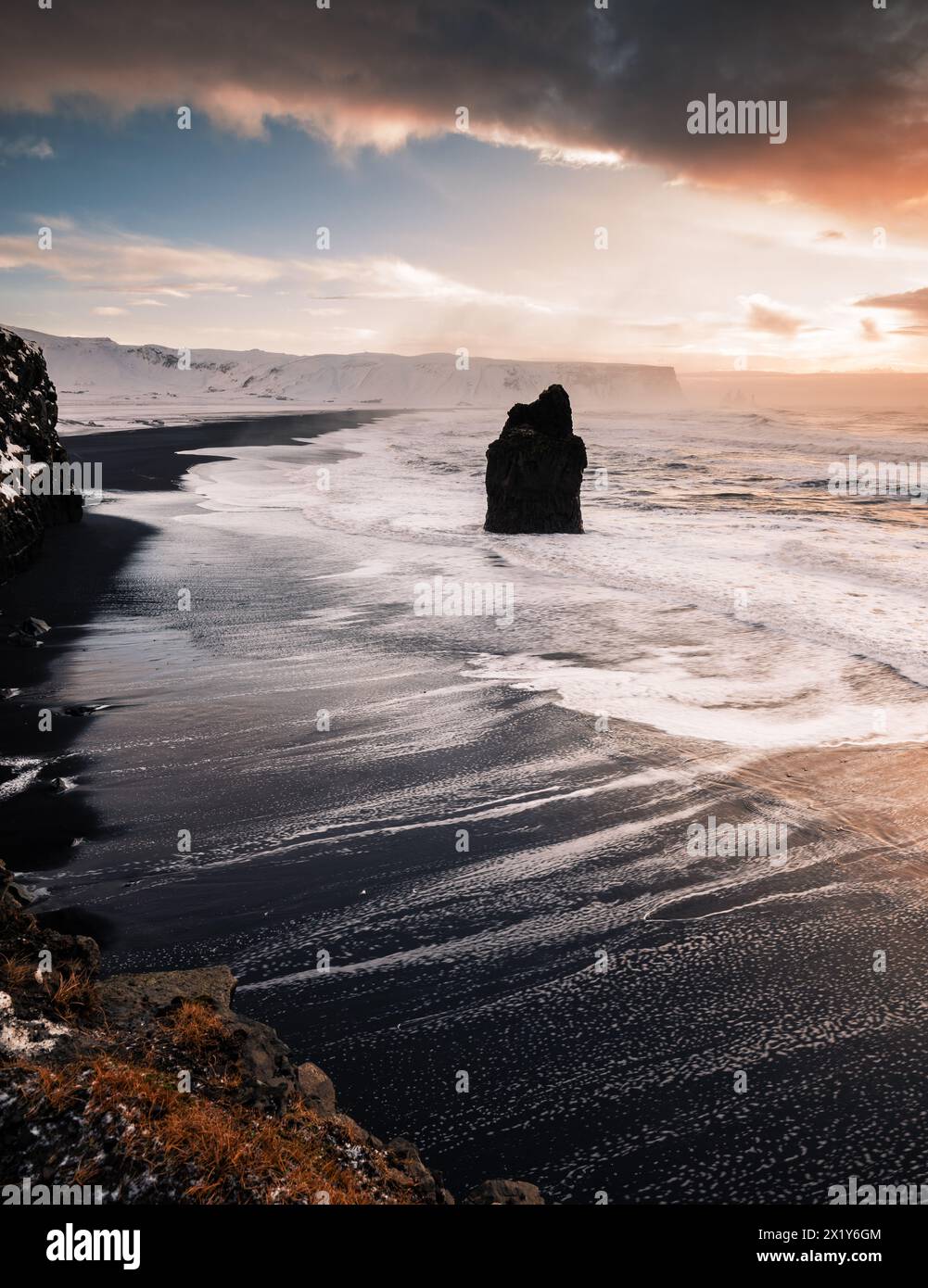Plage de Reynisfjara au lever du soleil, Islande Banque D'Images